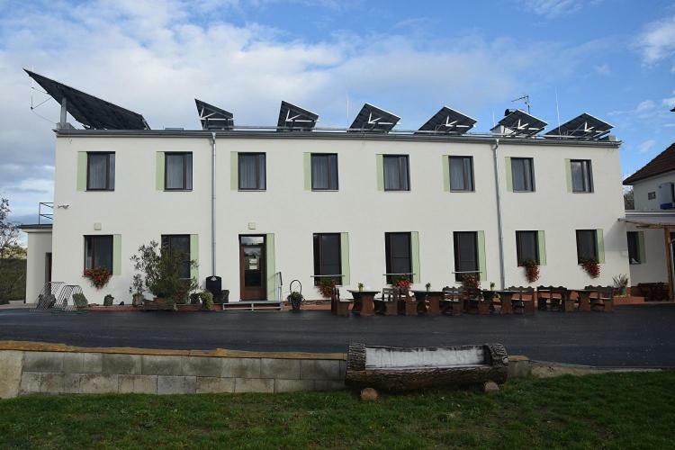 Jeleni Farma Jecmeniste Hotel Vrbovec ภายนอก รูปภาพ