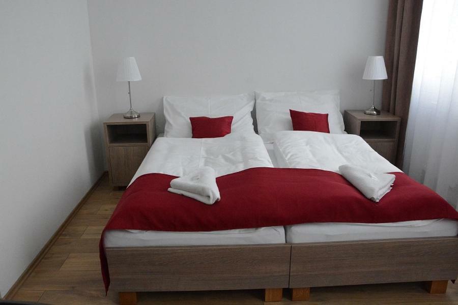 Jeleni Farma Jecmeniste Hotel Vrbovec ภายนอก รูปภาพ
